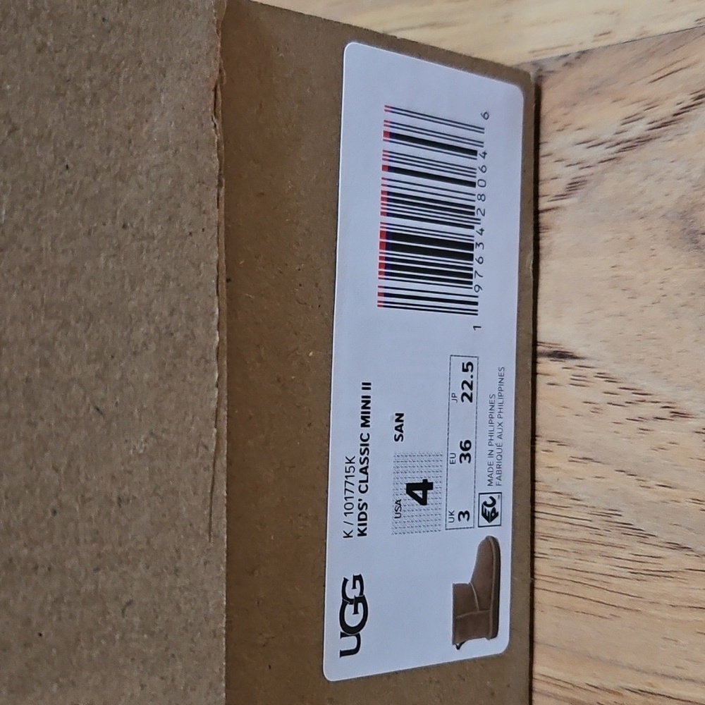 UGG Kid's Classic Mini II - Brand New With Tags - Picture 6 of 6